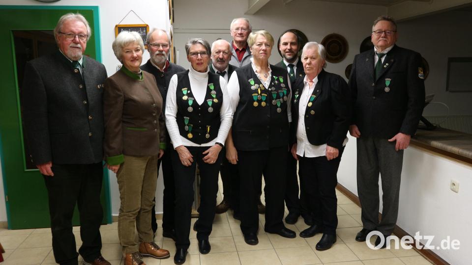 Sie bilden den Vorstand der SG Amberg 1890 (von links): Norbert Schmidt, Cornelia und Robert Seel, Evelyn und Rudolf Pittroff, Wolfgang Zippe, Margot Bohl, Thomas Singer, Agnes Rückerl und Leopold Sassin. Bild: ion