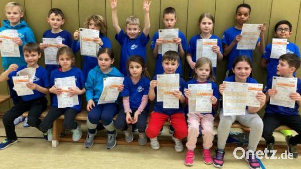 Stolz zeigen diese Kinder und Jugendlichen ihre Urkunden. Bild: ESV Amberg