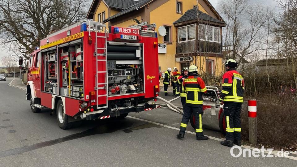 In Vilseck ist es am Freitagnachmittag zu einem Zimmerbrand gekommen. Feuerwehrkräfte rückten zu dem Einsatz in der Bahnhofstraße aus. Bild: lei
