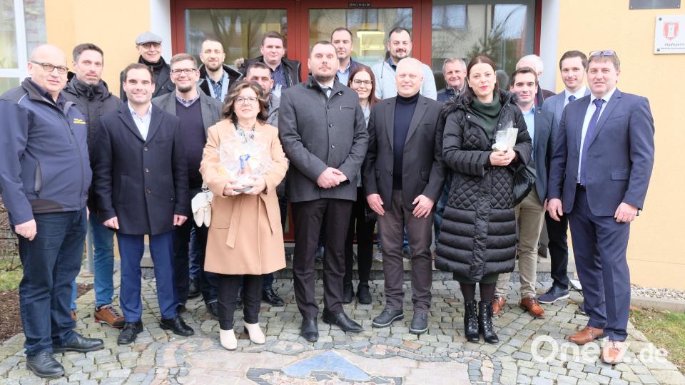 Ein Wiedersehen vor dem Kirchenthumbacher Rathaus. Nach der Begrüßung laden die Kirchenthumbacher ihre Freunde aus Djakovo zum Empfang in den Sitzungssaal des Rathauses. Bild: do