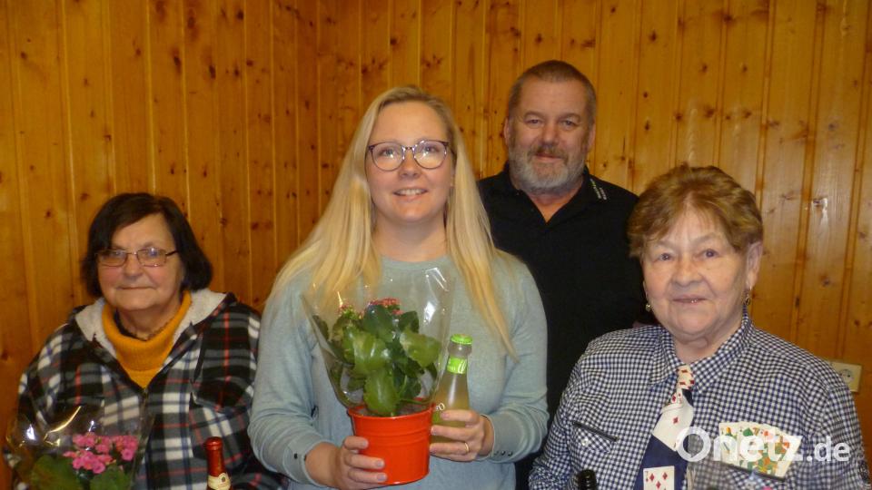 Die drei Karterinnen des Preisschafkopfturniers des Wandervereins, Brigitte Schramm aus Nagl, Melanie Popp aus Ahornberg und Erna Tretter aus Immenreuth (von links), erhielten aus der Hand der Vorsitzenden Ralf Menzel jeweils einen Piccolo und einen Blumenstock als Überraschung zum Faschingssonntag. Bild: sat