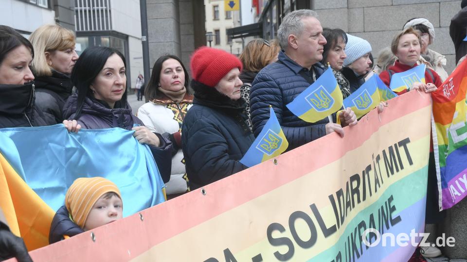 Mahnwache des OBTM zum Jahrestag des russischen Angriffskriegs auf die Ukraine für Frieden und gegen Rassismus sowie Terror. Bild: Gabi Schönberger