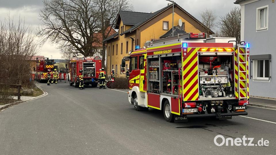 In Vilseck ist es am Freitagnachmittag zu einem Zimmerbrand gekommen. Feuerwehrkräfte rückten zu dem Einsatz in der Bahnhofstraße aus. Bild: lei