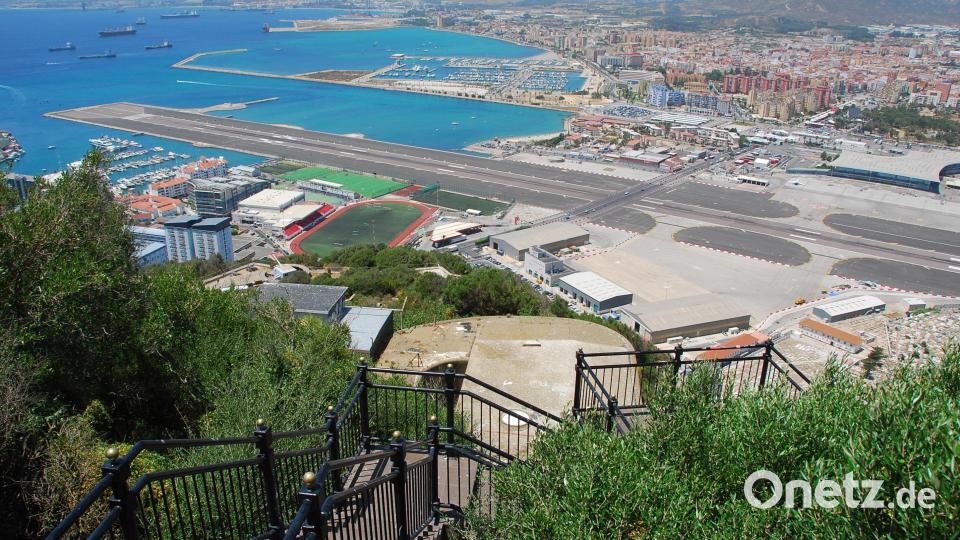 Quer über die Straße: die Landebahn des Flughafens an der Grenze zwischen Gibraltar und La Linea de la Concepcion in Spanien. Bild: Frank Rumpenhorst