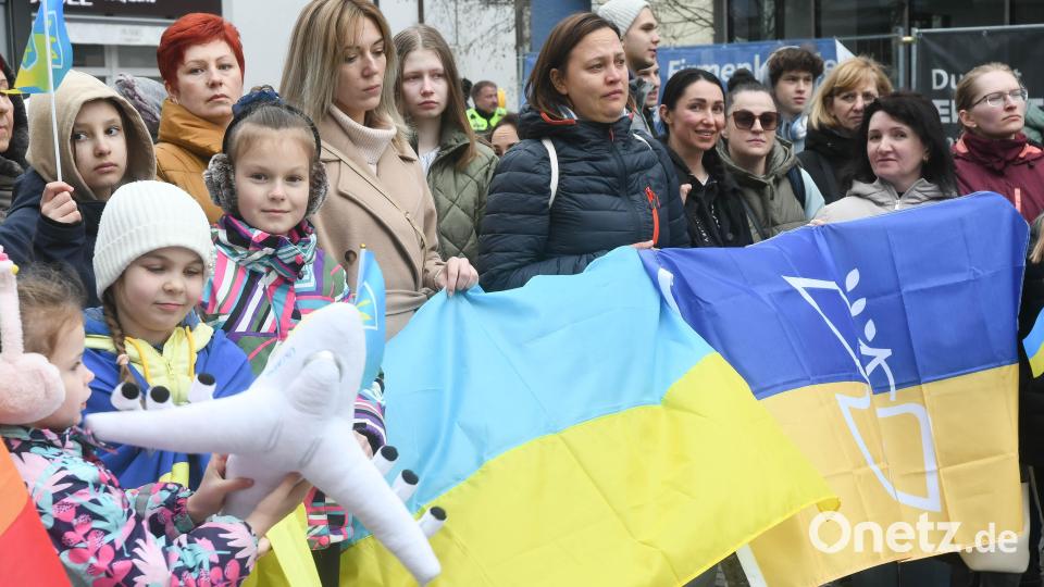 Mahnwache des OBTM zum Jahrestag des russischen Angriffskriegs auf die Ukraine für Frieden und gegen Rassismus sowie Terror. Bild: Gabi Schönberger