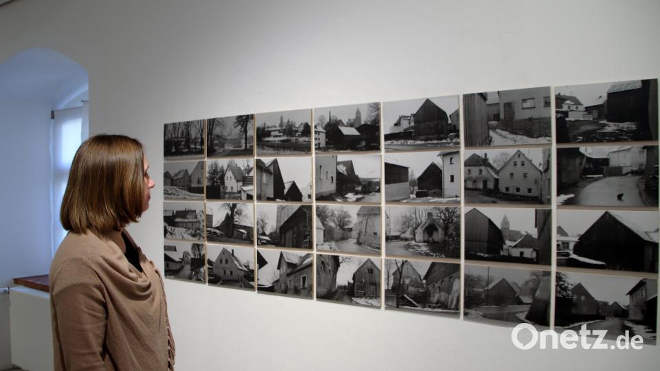 Im Chamer Cordonhaus läuft derzeit eine Ausstellung mit Gemälden und Fotografien des verstorbenen Pleysteiner Künstlers Kurt Benning. Bennings Bilderserie, die eine Frau hier betrachtet, heißt &quot;Waldau, deutsches Dorf im Winter&quot; und stammt aus dem Jahr 1990. Bild: Thomas Dobler
