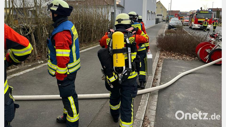 In Vilseck ist es am Freitagnachmittag zu einem Zimmerbrand gekommen. Feuerwehrkräfte rückten zu dem Einsatz in der Bahnhofstraße aus. Bild: lei