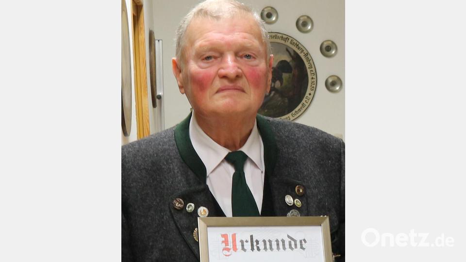 Wolf Bohl ist neues Ehrenmitglied der SG Amberg1890. Bild: ion