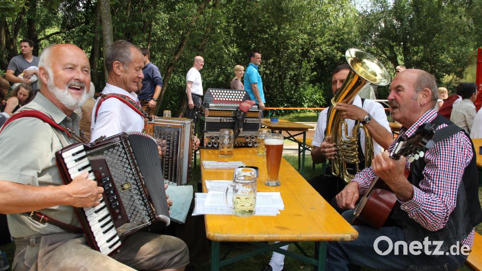 Mit einem kleinen Kreis von Hobbymusikanten hat Günter Pistor (vorne links) über Jahrzehnte hinweg bei Festen mit seinen Hobbymusikanten für gute Stimmung gesorgt. In seinem Sinne soll es nun mit den Musikertreffen in der Hammerschänke weitergehen. Archivbild: Fröhlich