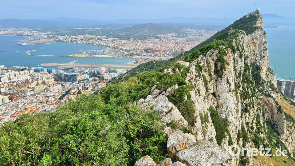Wie der Rumpf eines Ozeanliners wirkt der Felsen von Gibraltar auf der kleinen Landzunge. Bild: Roswitha Bruder- Pasewald