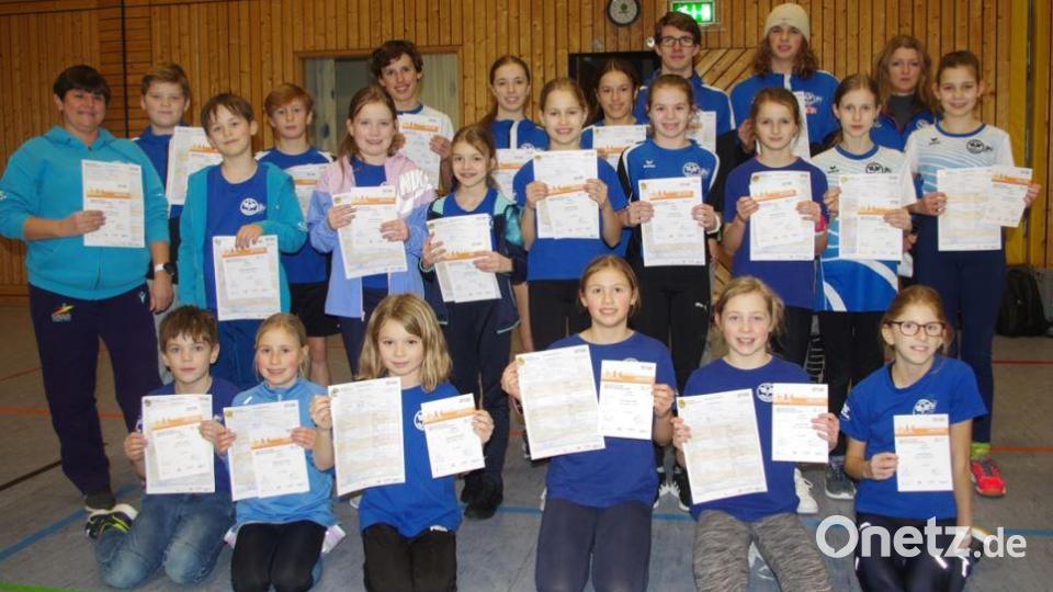 Auch im Sportjahr 2022 bot das ESV-Team die Abnahme des Deutschen Sportabzeichens im Stadion am Schanzl an. 62 Teilnehmer schafften die Anforderungen, 51 davon sind Kinder und Jugendliche. Bild: ESV Amberg