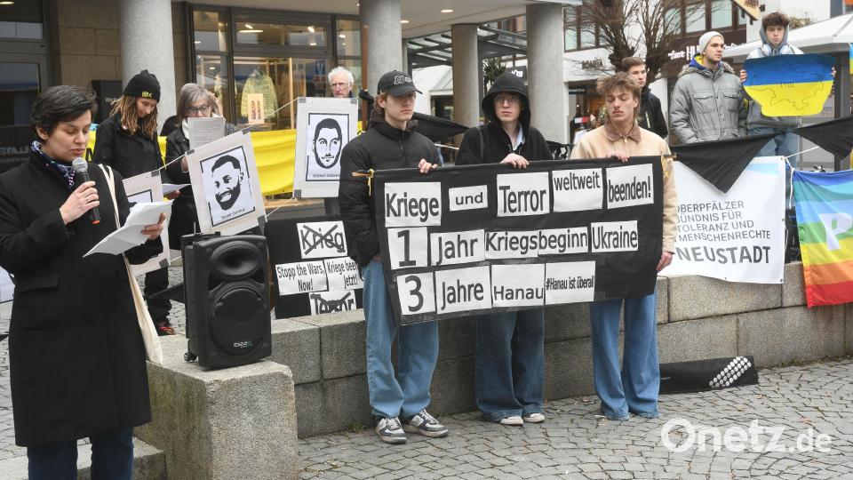 Mahnwache des OBTM zum Jahrestag des russischen Angriffskriegs auf die Ukraine für Frieden und gegen Rassismus sowie Terror. Bild: Gabi Schönberger