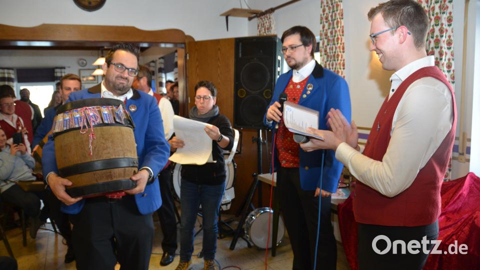 Selbst zwei Fässer Freibier, die Dirigent Daniel Zimmerer heranschleppte, konnten das Herz von Daniel Fenzl (rechts) nicht erweichen. Bild: dob