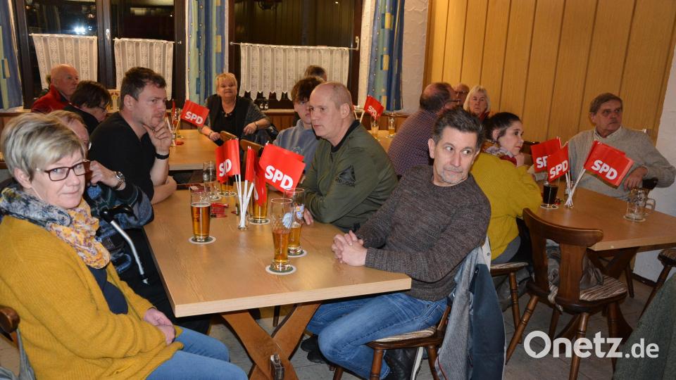 Im Vereinsheim des ATS Mitterteich lauschten die Zuhörer dem Redner der Ascherfreitag-Kundgebung. Bild: jr