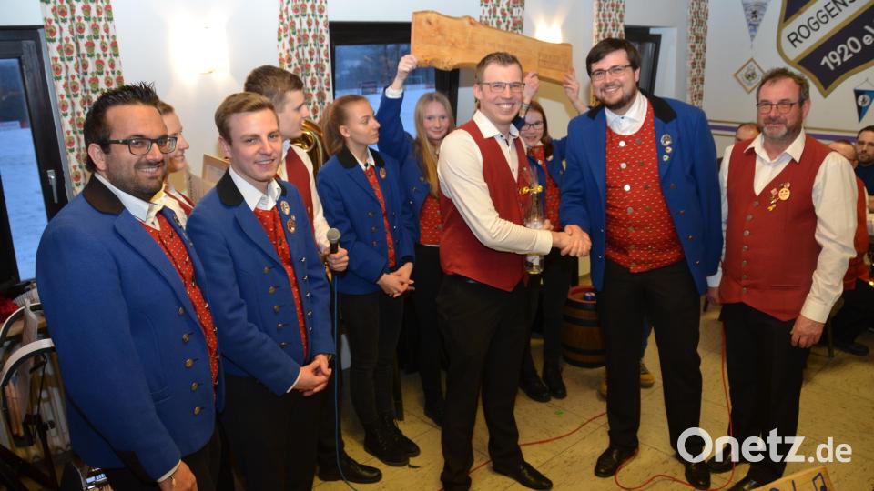 Jetzt war der große Augenblick gekommen. Nachdem alle gestellten Aufgaben von den Pirkern gelöst waren, stand der Patenschaft nichts mehr im Wege und Daniel Fenzl erwiderte den Handschlag von Simon Knorr. Kapellmeister Josef Wolfrath (rechts) war ebenfalls einverstanden. Bild: dob