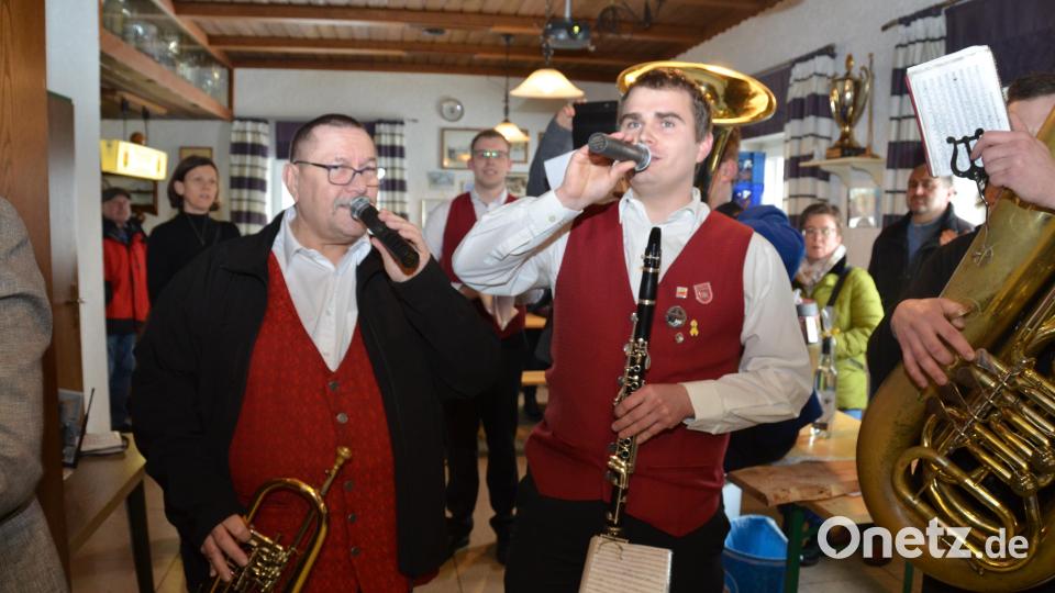 Gerhard Maier (links) udn Wolfgang Zitzmann (rechts) singen den wunderschönen Titel "Böhmische Liebe". Bild: dob
