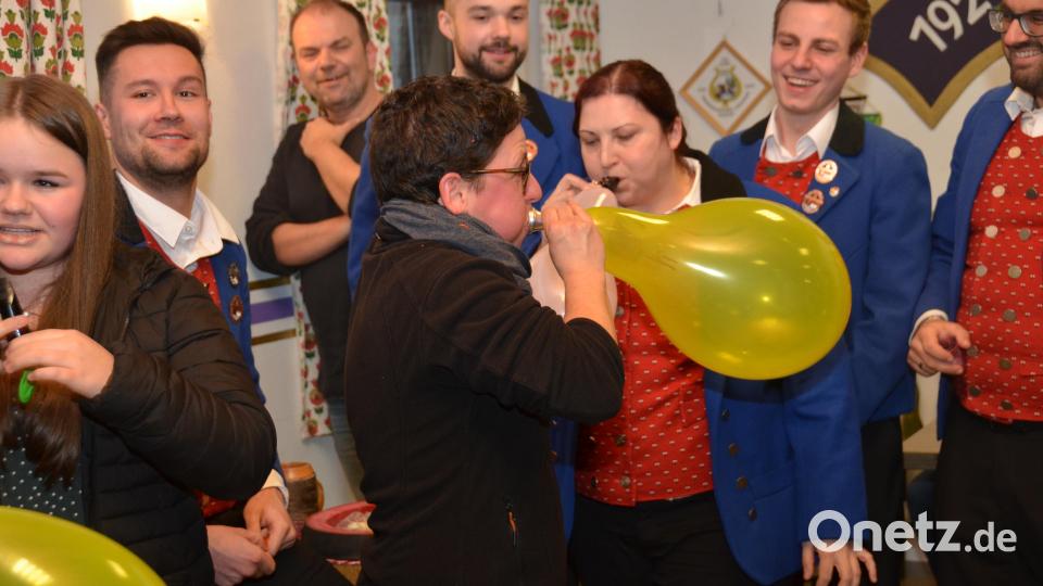 Bei der vierten und letzten Aufgabe durften auch die „Frösch“, der Nachwuchs der Pirker Blasmusik, antreten und zusammen mit den Bittstellern per Instrumentenmundstück Luftballons aufblasen, was unglaublich schwer war und sich schnell zeigte, wer das größte Lungenvolumen vorwies. Bild: dob