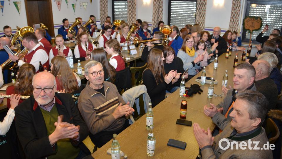 Zwei Musikkapellen, die neben der Freude am Musizieren auch auf gleicher Wellenlinie liegen, wenn es um Spaß geht. Die Zuschauer erlebten einen vergnüglichen Nachmittag im Sportheim Roggenstein. Natürlich wurde auch viel musiziert. Bild: dob