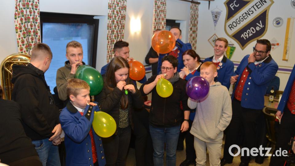 Bei der vierten und letzten Aufgabe durften auch die „Frösch“, der Nachwuchs der Pirker Blasmusik, antreten und zusammen mit den Bittstellern per Instrumentenmundstück Luftballons aufblasen, was unglaublich schwer war und sich schnell zeigte, wer das größte Lungenvolumen vorwies. Bild: dob