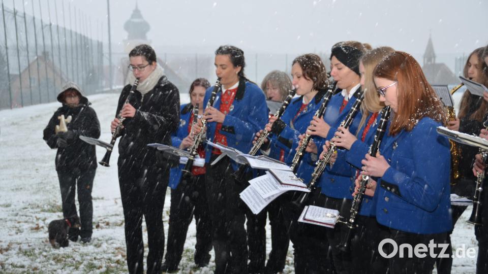 Die Klänge schmetterten die Musikanten über das Luhetal hinaus, auch wenn Schneefall diesen Auftritt begleitete. Bild: dob