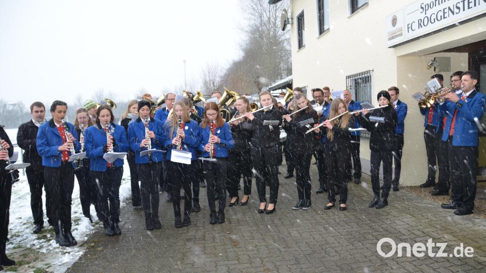 "Mein Heimatland" lautete der Musiktitel beider Musikkapellen vor dem Roggensteiner Sportheim als Auftakt zum Patenbitten. Bild: dob