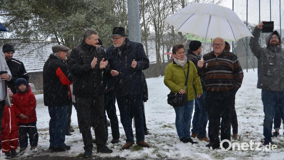Ehrenmitglied und ehemaliger Landtagsabgeordneter Georg Stahl (Mitte) ließ es sich nicht nehmen, bei diesem Festakt dabei zu sein. Bild: dob