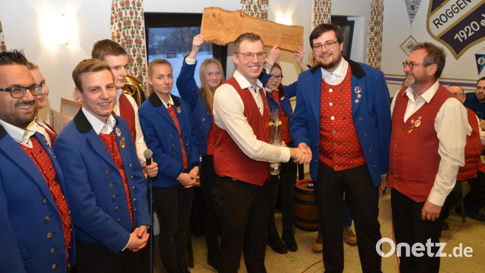 Jetzt war der große Augenblick gekommen. Nachdem alle gestellten Aufgaben von den Pirkern gelöst waren, stand der Patenschaft nichts mehr im Wege und Daniel Fenzl erwiderte den Handschlag von Simon Knorr. Kapellmeister Josef Wolfrath (rechts) strahlte übers ganze Gesicht. Bild: dob