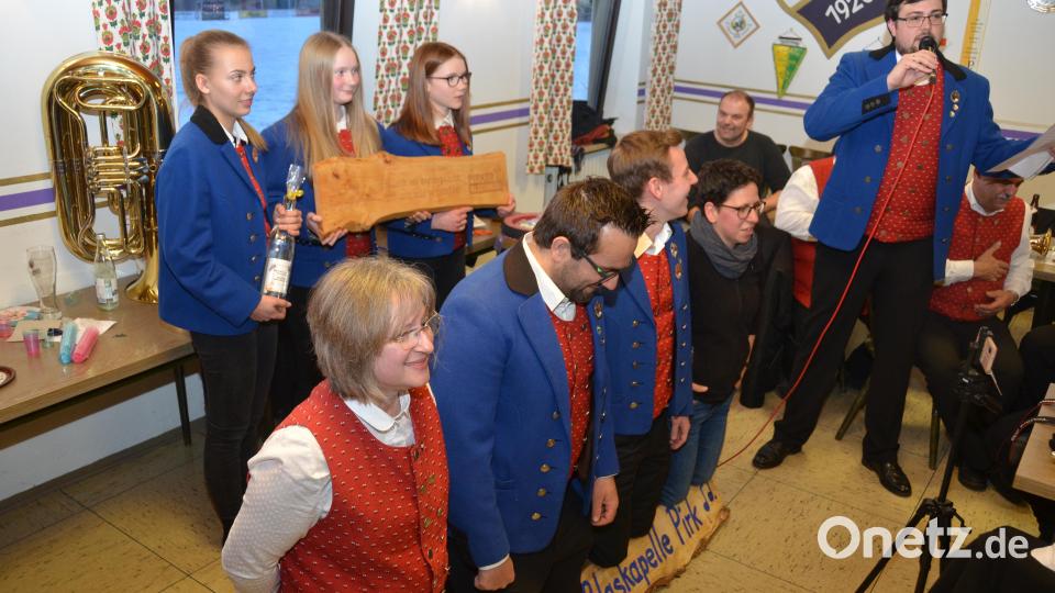 Von links: Michaela Forster (Festleiterin), Daniel Zimmerer und Thomas Kick (Dirigenten) sowie Heike Schieder (Zweite Vorsitzende) sind an der Reihe, sich auf das lange spitze Holzscheit zu knien und den Bittantrag noch einmal vorzutragen. Bild: dob