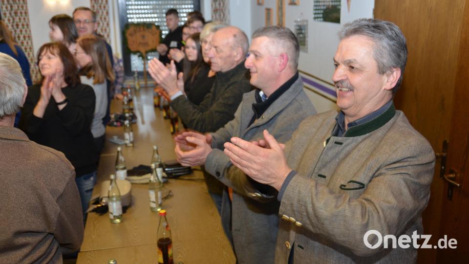 Die Bürgermeister Andreas Wutzlhofer und Dietmar Schaller (von rechts) lassen sich gerne von der Stimmung mitreißen. Bild: dob