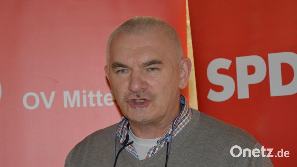 „Wie soll das finanziell gehen? Wir müssten in den kommenden zehn Jahren mehr als 100 Millionen Euro investieren.“ (SPD-Kreisvorsitzender Uli Roth beim Blick auf die Bauprojekte im Landkreis) Bild: jr