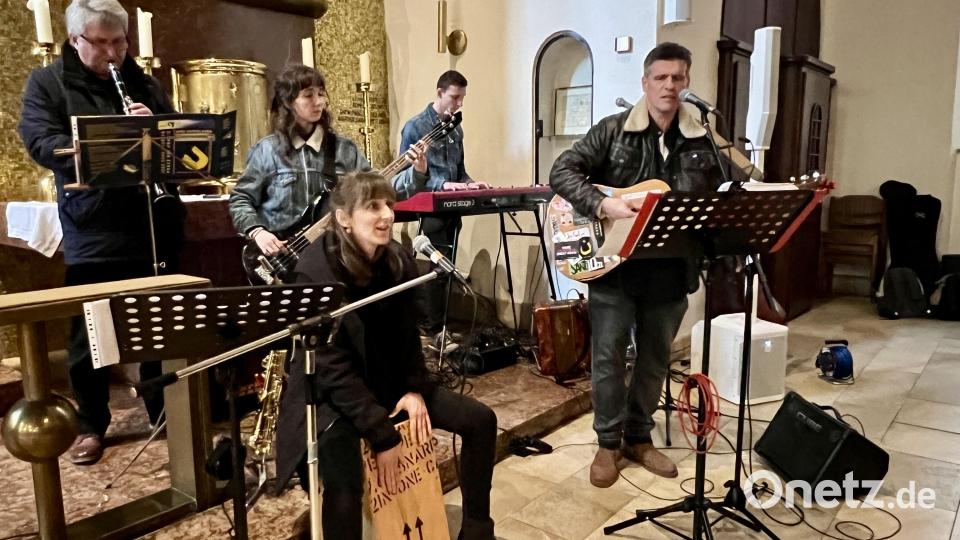 Die auch in Weiden bekannte Münchner Band „The Train Rockers“ spielt zu Ehren Uschi Barrois´; mit im Bild Herbert Schmid (links), der vorher „Amazing Grace“ als Saxophon-Solo gespielt hatte. Bild: Eichl