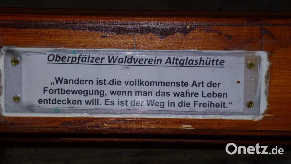 Schöne Zitate zieren die Sitzbänke. Bild: Siegfried Walter/exb