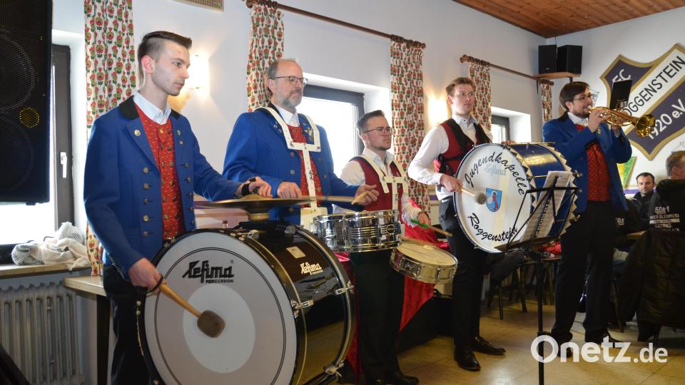 Zwei Musikkapellen, die neben der Freude am Musizieren auch auf gleicher Wellenlinie liegen, wenn es um Spaß geht. Die Zuschauer erlebten einen vergnüglichen Nachmittag im Sportheim Roggenstein. Natürlich wurde auch viel musiziert. Bild: dob