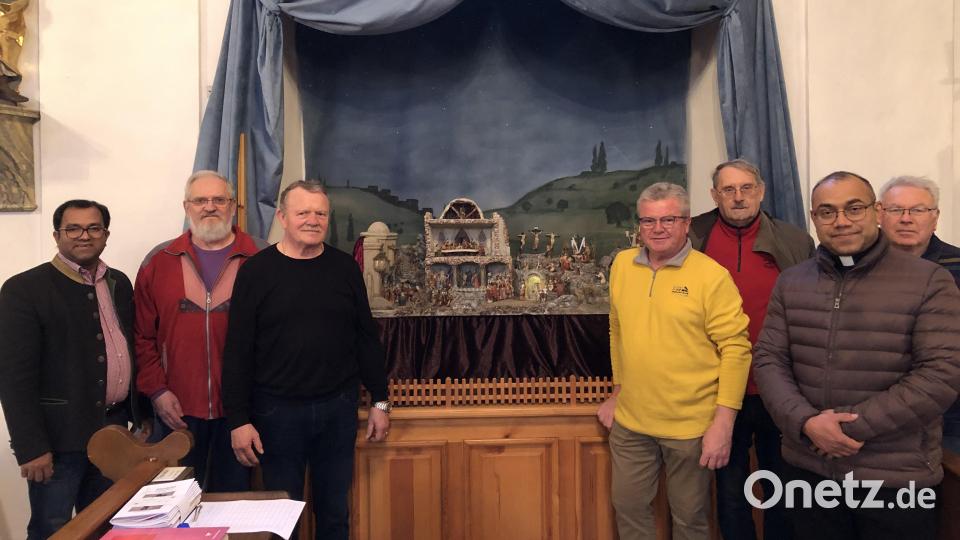 Zufrieden mit dem gelungenen Werk zeigen sich (von links) Pater Robin Xavier, Georg Pickelmann, Werner Prechtl, Ewald Vater, Konrad Gebert, Pater Jimmy und Dieter Schmalisch. Bild: ct