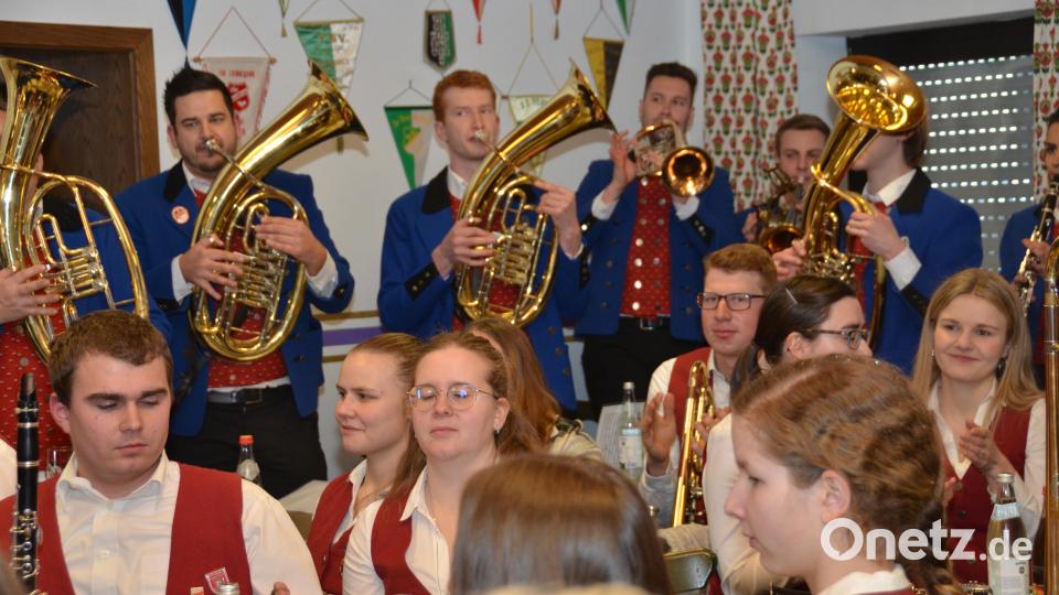 Zwei Musikkapellen, die neben der Freude am Musizieren auch auf gleicher Wellenlinie liegen, wenn es um Spaß geht. Die Zuschauer erlebten einen vergnüglichen Nachmittag im Sportheim Roggenstein. Natürlich wurde auch viel musiziert. Bild: dob