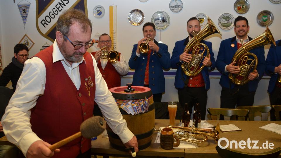 Mit dem Trommelschlegel zapfte Kapellmeister Josef Wolfrath das erste Bierfass der Pirker an, das diese unter anderem als Patengeschenk mit ins Luhetal brachten. Bild: dob