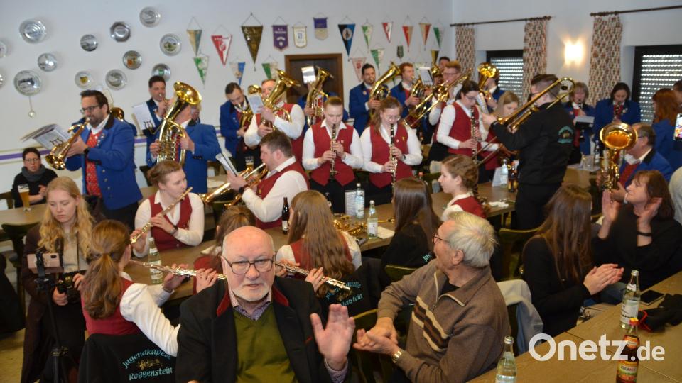 Zwei Musikkapellen, die neben der Freude am Musizieren auch auf gleicher Wellenlinie liegen, wenn es um Spaß geht. Die Zuschauer erlebten einen vergnüglichen Nachmittag im Sportheim Roggenstein. Natürlich wurde auch viel musiziert. Bild: dob