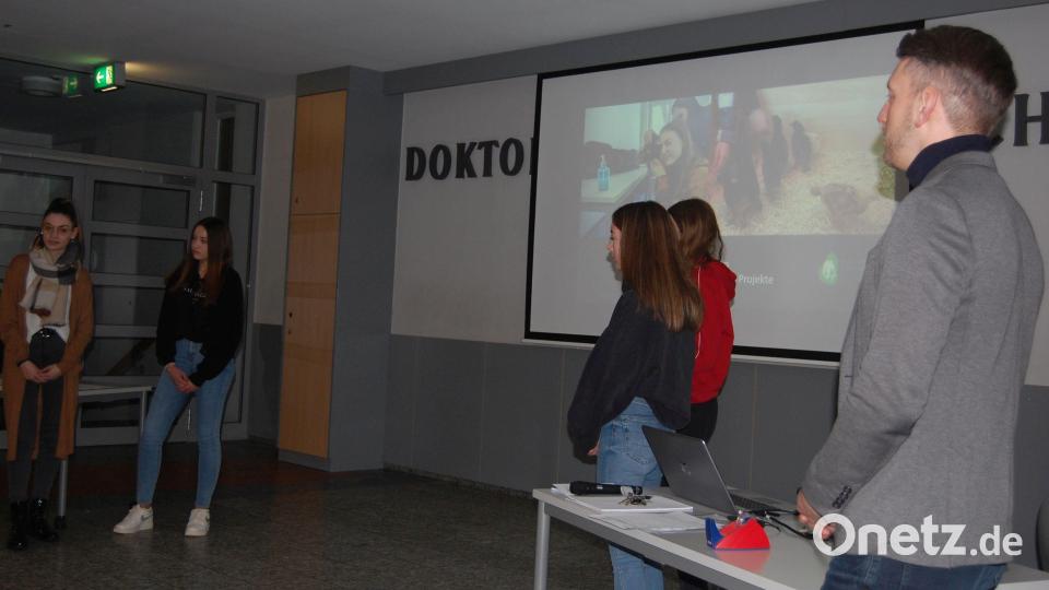 Beeindruckt waren die Zuhörer von den Erfahrungsberichten von vier Schülerinnen aus der Klasse M10, deren Vortrag Vorteile des M-Zuges dokumentierte. Bild: Winderl/exb