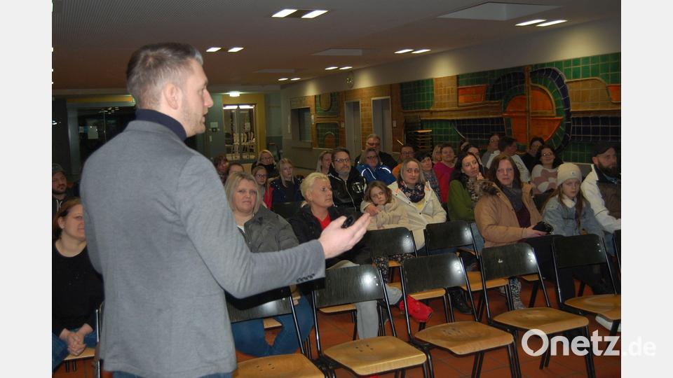 Konrektor Christian Schreiner erläuterte die Zugangsvoraussetzungen und betonte, dass „dieser Schulabschluss einen höheren Praxis- und Berufsbezug als andere Schultypen aufweist". Bild: Winderl/exb