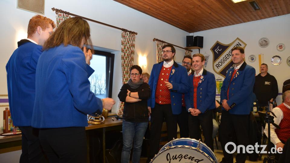 Die Pantomimen Lena Zimmerer und Matthias Schieder, die auch Festleiter des Jubiläums sind, sollten durch Bewegungen Musiktitel darstellen. Keine leichte Aufgabe. Bild: dob
