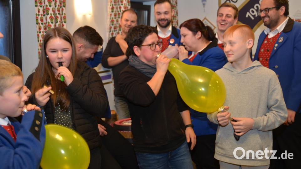Bei der vierten und letzten Aufgabe durften auch die „Frösch“, der Nachwuchs der Pirker Blasmusik, antreten und zusammen mit den Bittstellern per Instrumentenmundstück Luftballons aufblasen, was unglaublich schwer war und sich schnell zeigte, wer das größte Lungenvolumen vorwies. Bild: dob