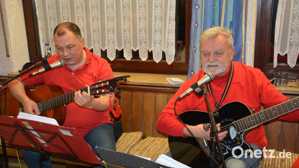 Die „Roten Socken“ Helmut Plommer (rechts) und Bernd Engelhardt aus Waldsassen umrahmten die Ascherfreitags-Kundgebung. Bild: jr