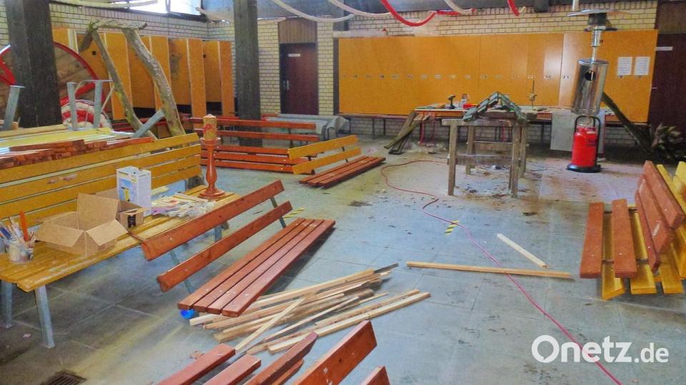 In einer großen Arbeitsaktion haben die Mitglieder des Waldvereins Altglashütte unter anderem Bänke erneuert. Bild: Siegfried Walter/exb
