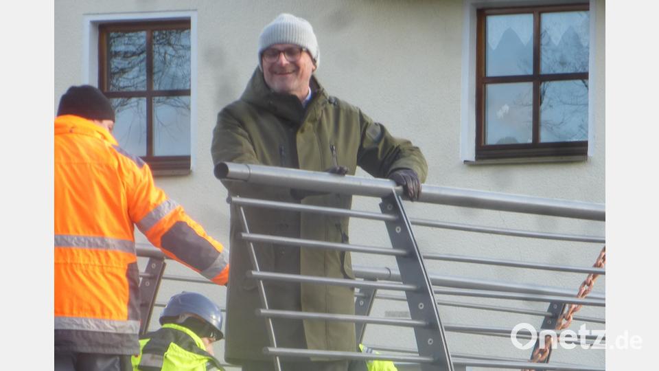 Wie der Kapitän an der Reling: Bürgermeister Maximilian Beer freut sich, dass der Brückenbau nun bald abgeschlossen ist. Bild: mad