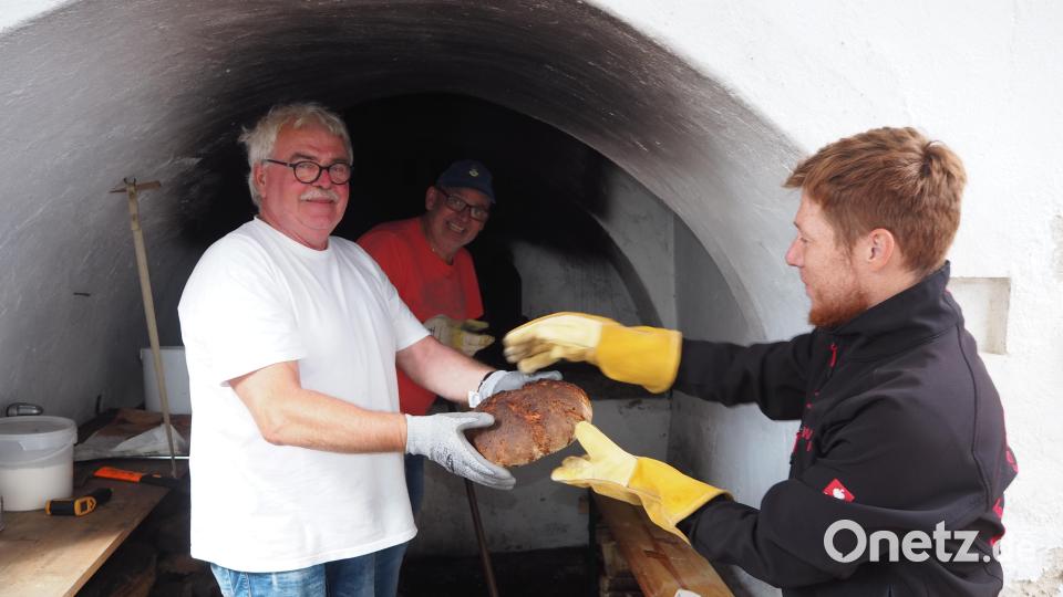 Hans-Jürgen Kappert und Hans (Stutz) Völkl waren die Bäcker bis April 2020. Sie haben die neue Bürgerwehr-Truppe am Backofen angelernt. Bild: krb