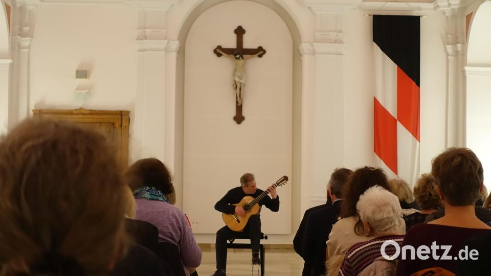 Gitarrist Friedemann Wuttke bei seinem Konzert am Freitag in der Aula des Klosters Waldsassen. Bild: Johannes Röttges/exb