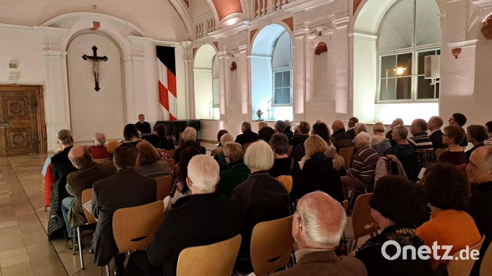 Viele interessierte Besucherinnen und Besucher waren am Freitag zum zweiten Konzert des Waldsassener Kammermusikkreises (WKK) in die Aula des Klosters gekommen. Bild: Johannes Röttges/exb