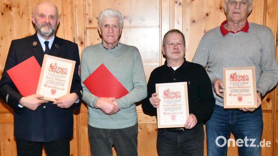 Drei neue Ehren- und ein langjährige Mitglied bei der Feuerwehr Freudenberg-Wutschdorf (von links): Franz Schwarz, Josef Binner, Ernst Rupprecht und Peter Meßmann, sen. Bild: sche