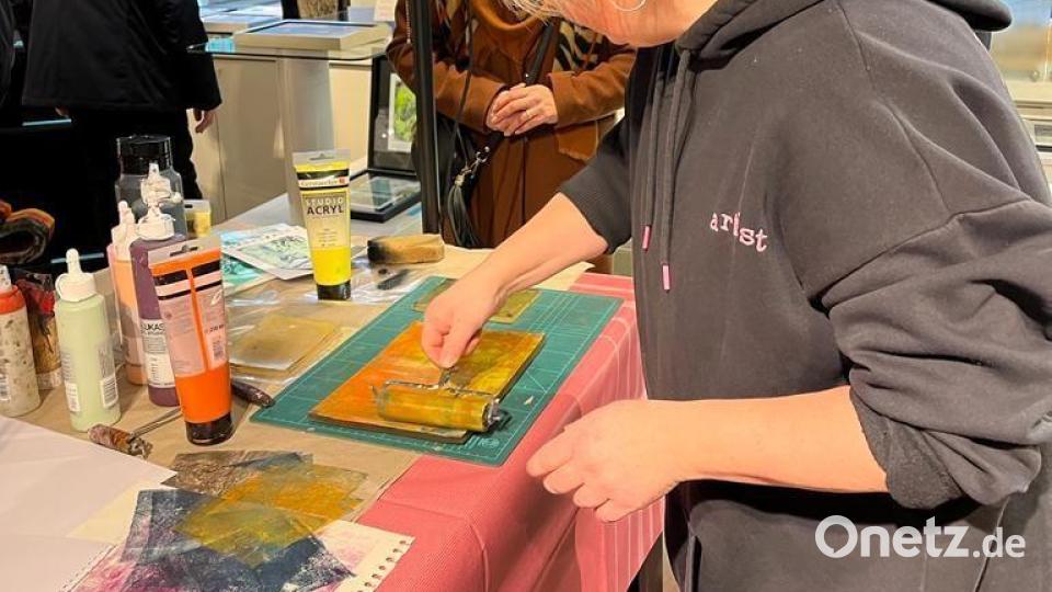 An den Samstagen gibt es auch Live-Aktionen im Kunstkaufhaus. Bild: Isabella Jobst, Irene Fritz/exb