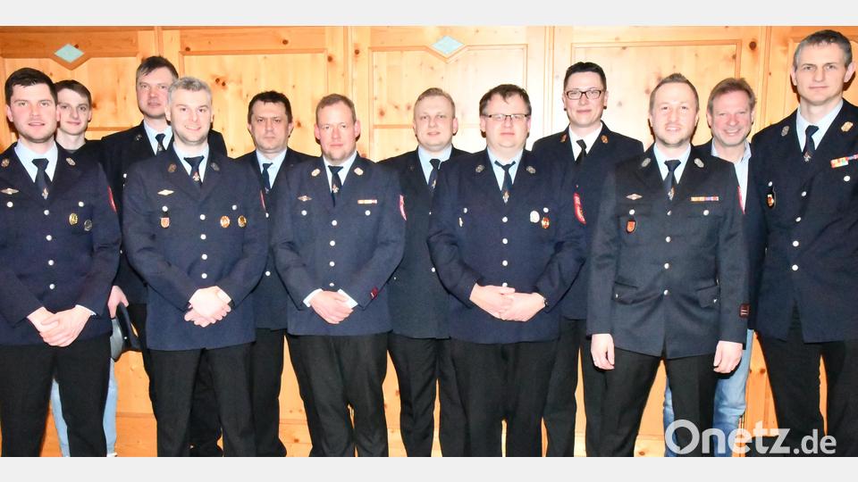 Sie stehen in den nächsten drei Jahren an der Spitze der Feuerwehr Freudenberg-Wutschdorf (von links): Tobias Hirn, Dominik Graf, Thomas Schönberger, Manuel Schorner, Robert Bauer, Vorsitzender Daniel Gietl, Franz Bauer, Martin Solfrank, Kreisbrandinspektor Armin Daubenmerkl, Stefan Freundorfer, Bürgermeister Alwin Märkl und Kommandant Peter Meßmann. Bild: sche